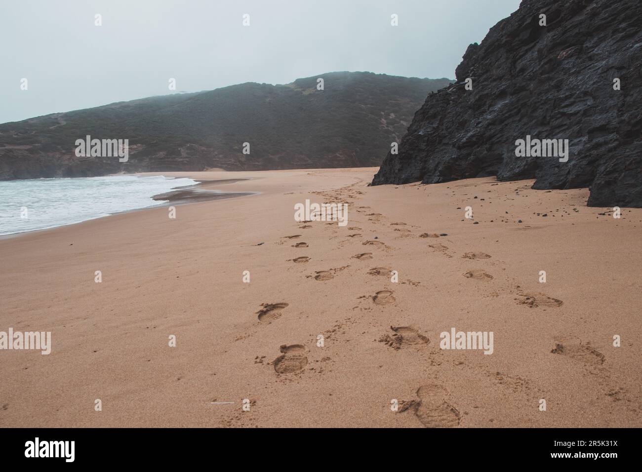 Spaziergang entlang des Fisherman Trail in der Algarve im Südwesten Portugals. Menschliche Fußspuren in der sandigen Oberfläche. Stockfoto