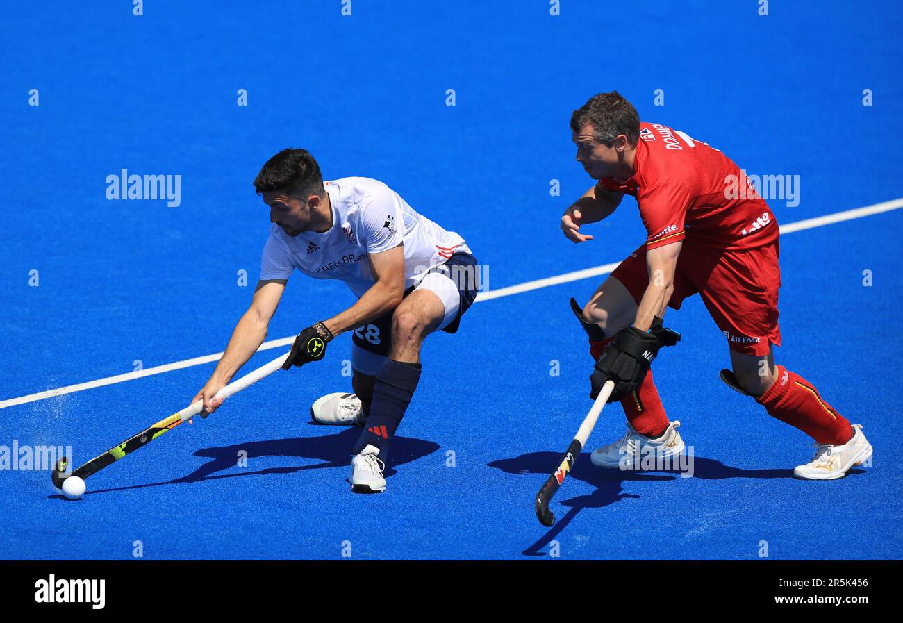 Lee Morton (links) aus Großbritannien und John-John Dohmen aus Belgien kämpfen beim FIH Hockey Pro League-Spiel im Lee Valley, London, um den Ball. Foto: Sonntag, 4. Juni 2023. Stockfoto