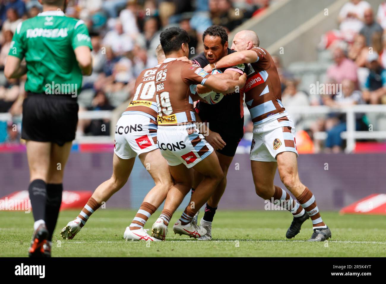 Huddersfield Giants' Leroy Cudjoe (Zentrum) wird während des Spiels der Betfred Super League in St. von St. Helens' Matty Lees (links), St. Helens' James Bell (zweiter von links) und St. Helens' James Roby angegriffen James' Park, Newcastle-upon-Tyne. Foto: Sonntag, 4. Juni 2023. Stockfoto