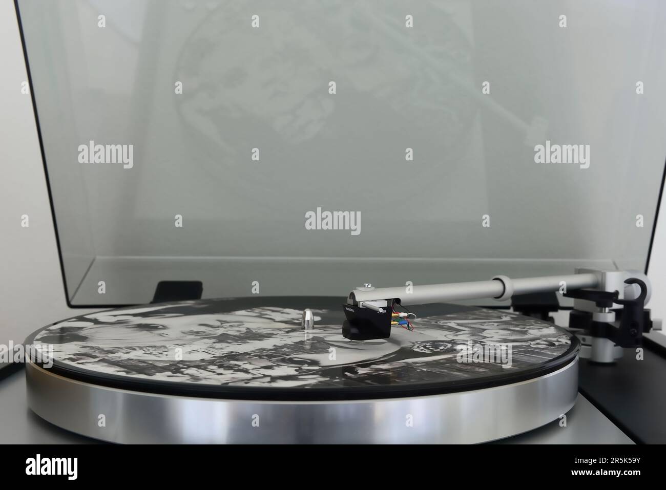 Farbiges Vinyl auf dem Plattenspieler Stockfoto