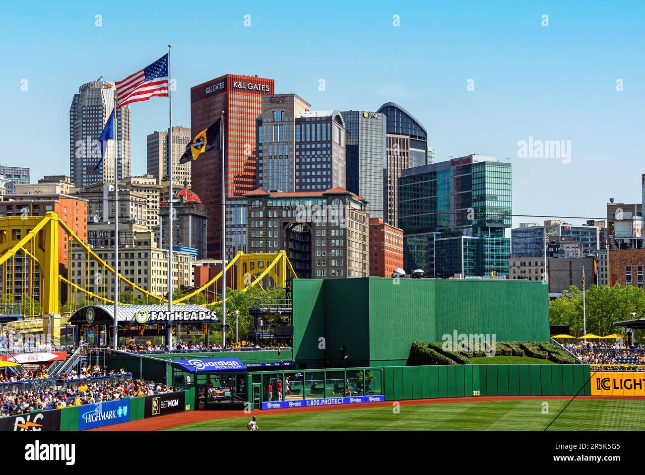 Pittsburgh, PA, USA - 21. Mai 2023: Blick auf die Skyline von Pittsburgh, einschließlich der Roberto Clemente Bridge, vom PNC Park, Heimstadion der Pittsburgh Pirates. Stockfoto