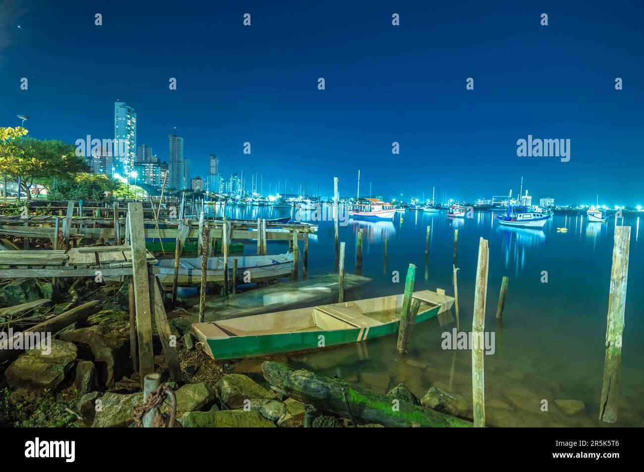 Beira rio in itajai sc, ein Ort, an dem die Einheimischen Sport treiben und das Leben in der Stadt genießen, mit Blick auf die Boote und Gebäude. Stockfoto