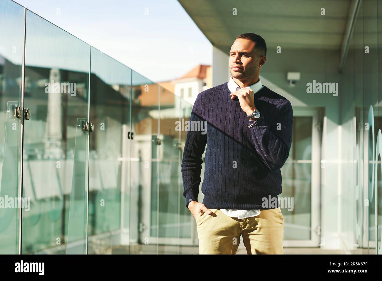 Ein urbanes Porträt eines afroamerikanischen männlichen Modells, das draußen posiert Stockfoto