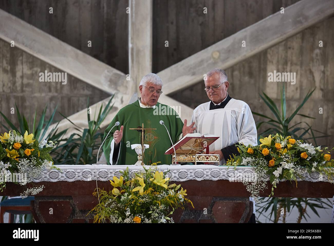 Zeremonie in einer Kirche, Priester halten Messe Stockfoto