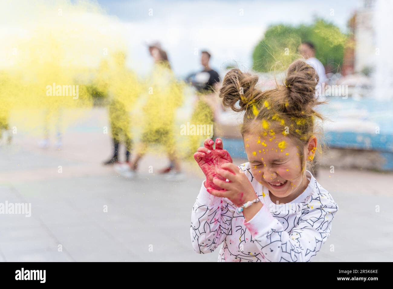 Wladiwostok, Russland. 4. Juni 2023. Ein Kind spielt am 4. Juni 2023 in Wladiwostok, Russland, mit farbigem Pulver. Kredit: Guo Feizhou/Xinhua/Alamy Live News Stockfoto