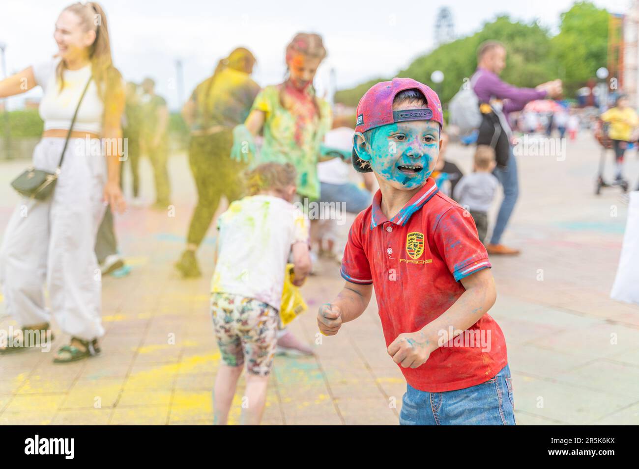 Wladiwostok, Russland. 4. Juni 2023. Ein Kind spielt am 4. Juni 2023 in Wladiwostok, Russland, mit farbigem Pulver. Kredit: Guo Feizhou/Xinhua/Alamy Live News Stockfoto
