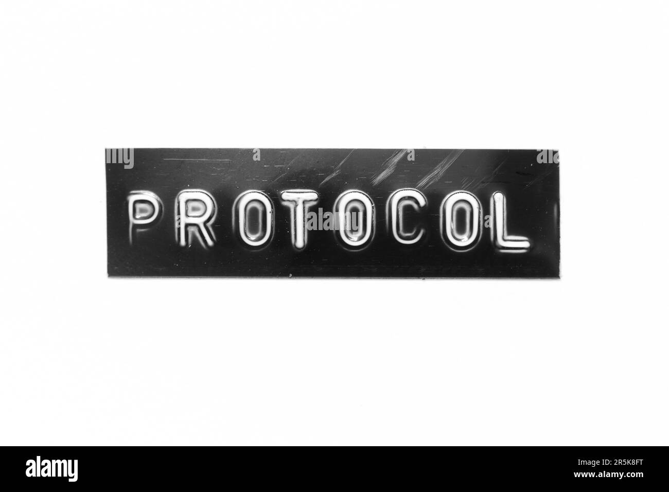 Schwarzes Banner mit geprägtem Buchstaben und Wortprotokoll auf weißem Papierhintergrund Stockfoto