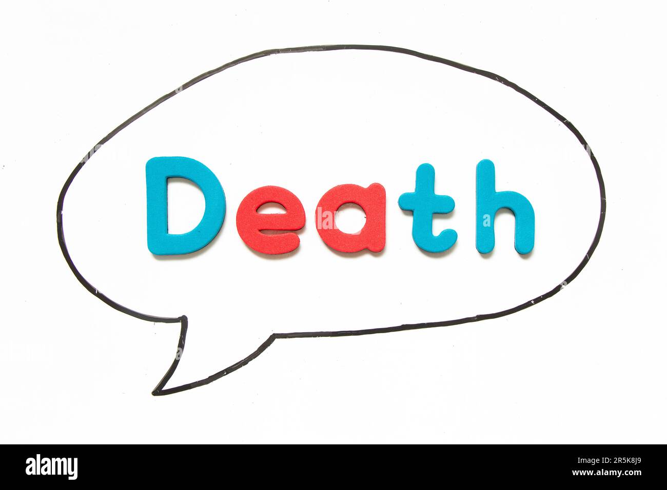 Buchstabe mit Wort Tod in schwarzer Linie Handzeichnung als Blasenrede auf Whiteboard-Hintergrund Stockfoto