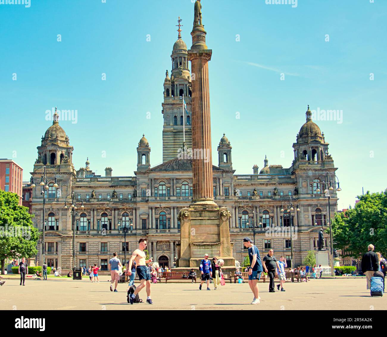 Glasgow, Schottland, Vereinigtes Königreich, 4. Juni 2023. UK Weather: Sonniger Tag, an dem Einheimische und Touristen den George Square genießen. Credit Gerard Ferry/Alamy Live News Stockfoto