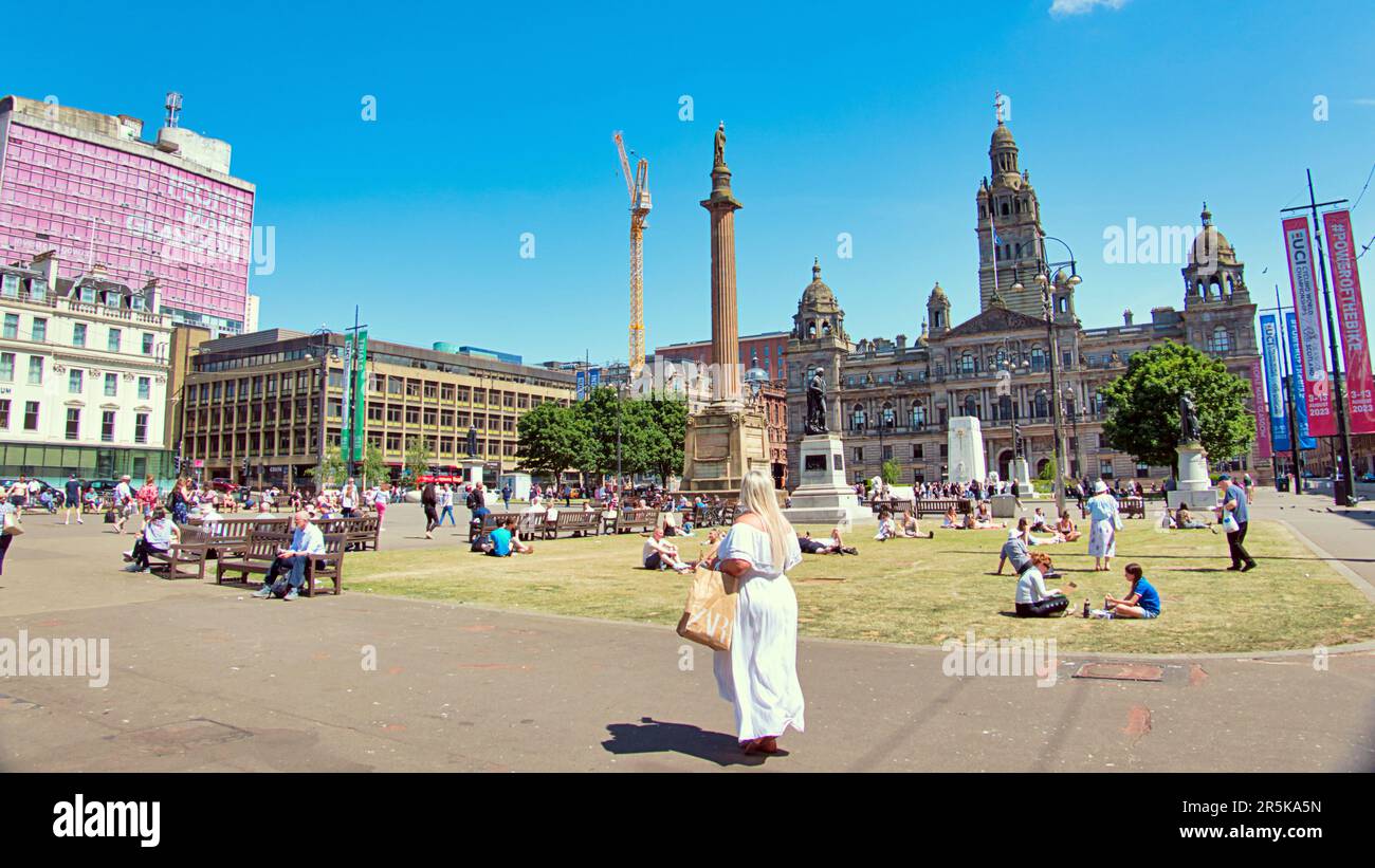 Glasgow, Schottland, Vereinigtes Königreich, 4. Juni 2023. UK Weather: Sonniger Tag, an dem Einheimische und Touristen den George Square genießen. Credit Gerard Ferry/Alamy Live News Stockfoto