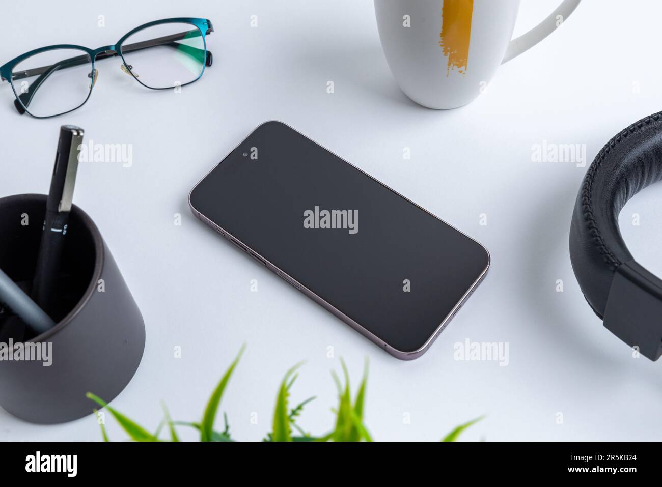 Leeres Telefon auf dem Schreibtisch. Professionelle Unternehmenszusammensetzung Stockfoto