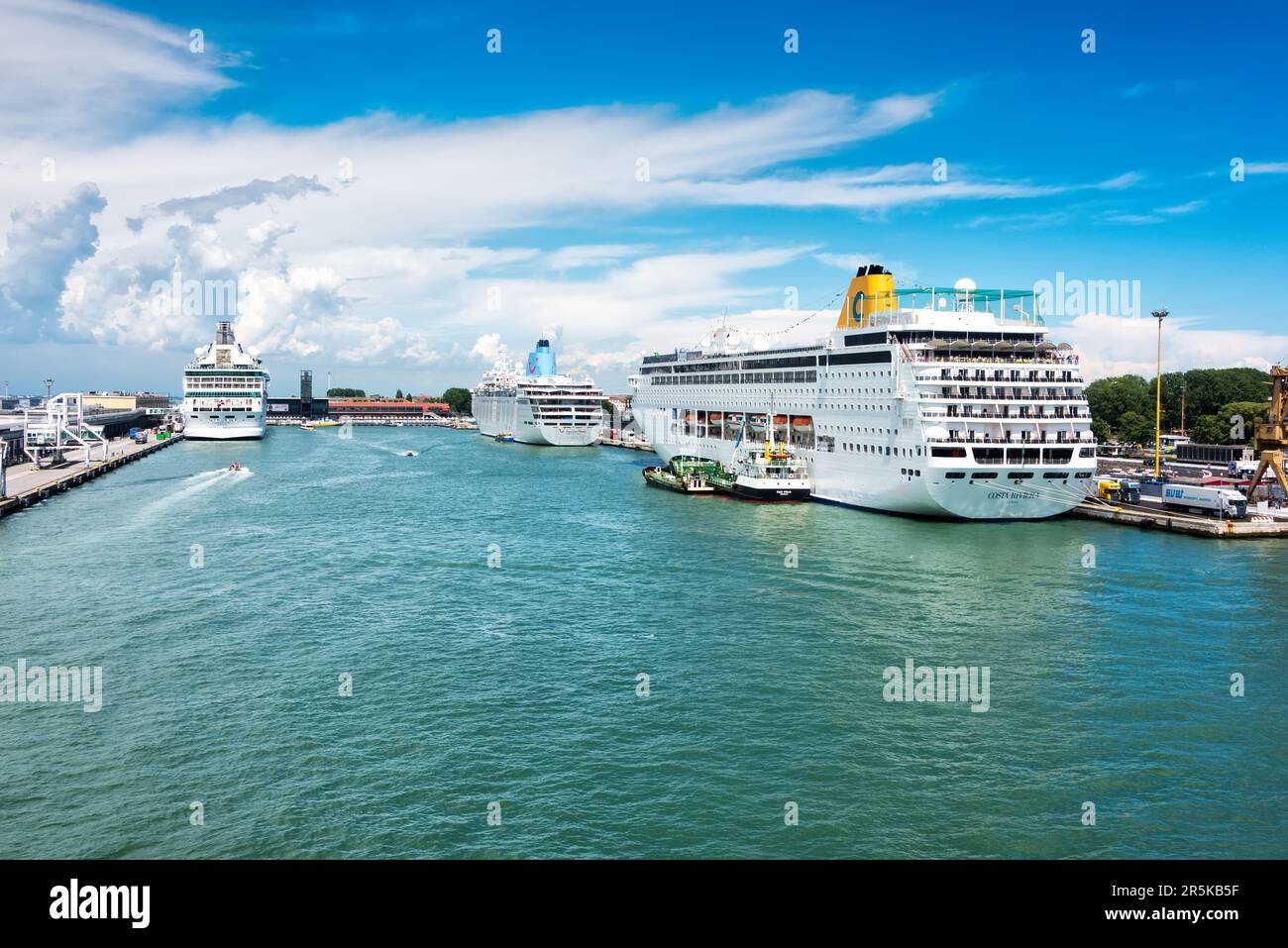 Venedig, Italien - 13. Juni 2016: Der Kreuzfahrthafen von Venedig ist einer der geschäftigsten im Mittelmeer und bringt jedes Jahr fast 500 Schiffe an. Stockfoto