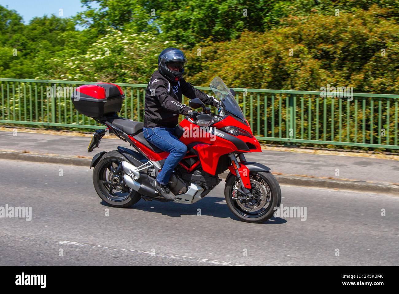 2018 Red Ducati Multistrada 1200 S, Sports Tourer Benzinmotor 1198 cm3; Motorradfahrer, die im Großraum Manchester, Großbritannien, fahren Stockfoto