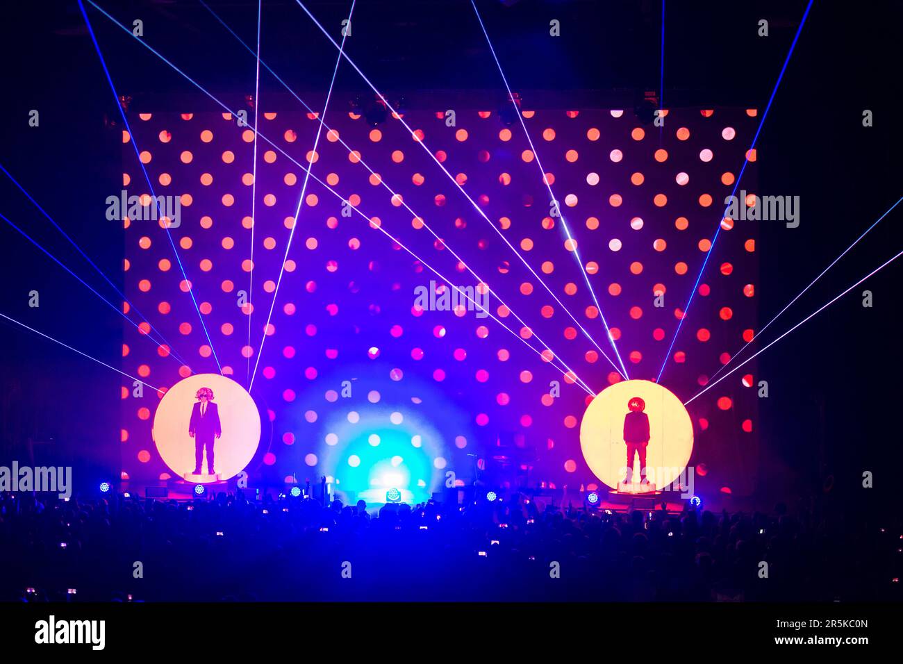 Bochum, Deutschland. 17.07.2017. Die britischen Electronic Duo Pet Shop Boys führen ihre aktuelle Show, die Super Tour, zu einem vollen RuhrCongress auf. Kredit: Ameise Palm Stockfoto