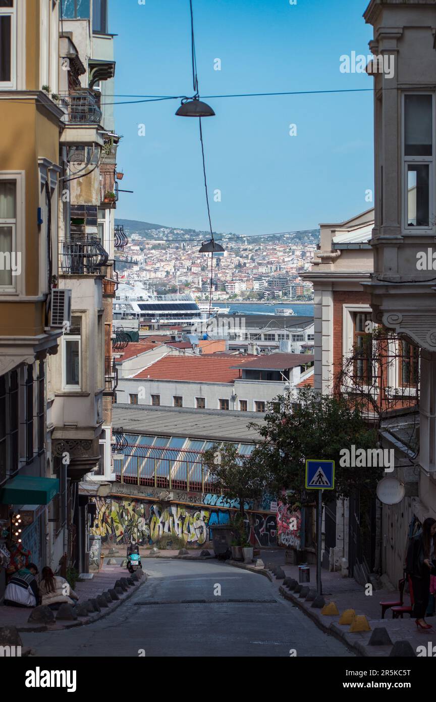 Stadtbild von Istanbul. Die engen Gassen von Istanbul überblicken den Bosporus. Istanbul, Karakoy Türkei - 2023. Mai. Stockfoto