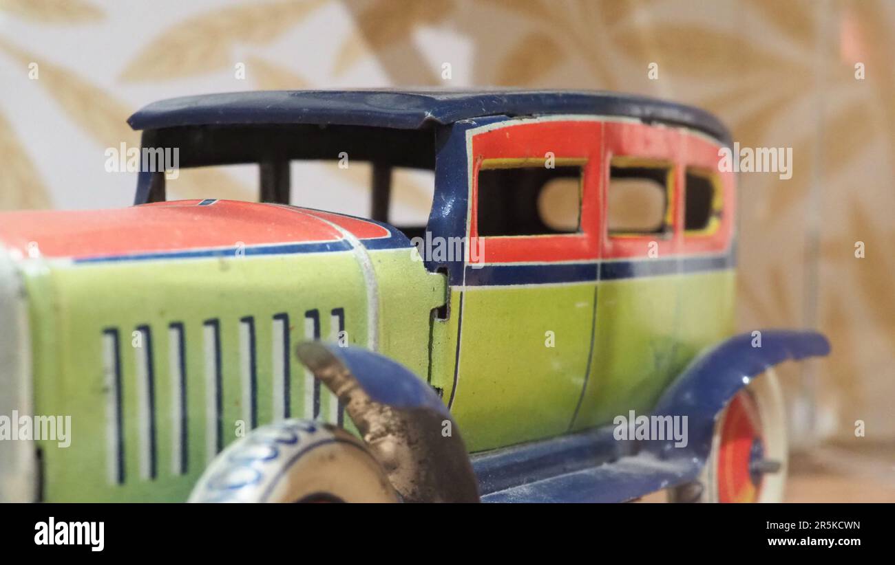 Altmodisches Spielzeug aus verzinktem Stahl, z. B. Autozüge. Nostalgische antike Metalleisensammlung alter Spielzeugautos. Kinderspielzeug in der Vergangenheit. Ol Stockfoto
