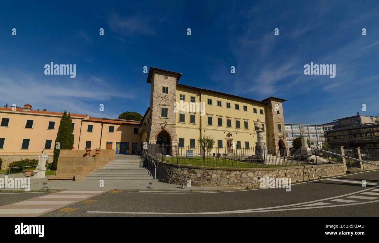 Palazzo De Larderel, Geothermisches Museum von Larderello, Toskana, Italien. Grüne Industrie, die die Erdenwärme zur Stromerzeugung nutzt. Stockfoto