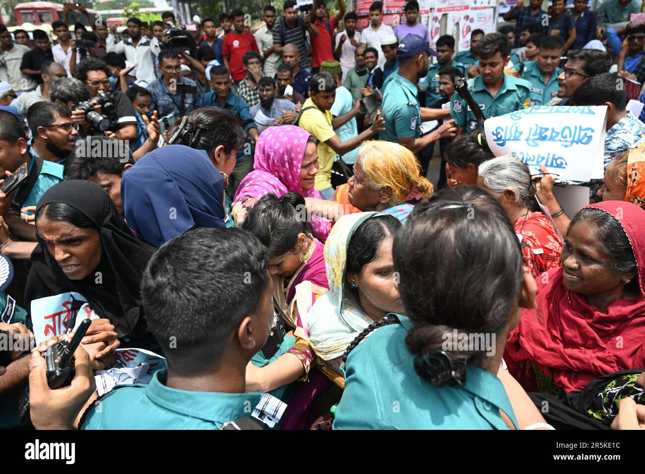 Dhaka, Bangladesch. 04. Juni 2023. Am 4. Juni 2023 in Dhaka, Bangladesch, verprügelte die Polizei behinderte Menschen, während sie protestieren, um ihre staatliche Beihilfe zu erhöhen. Credit: Mamunur Rashid/Alamy Live News Stockfoto