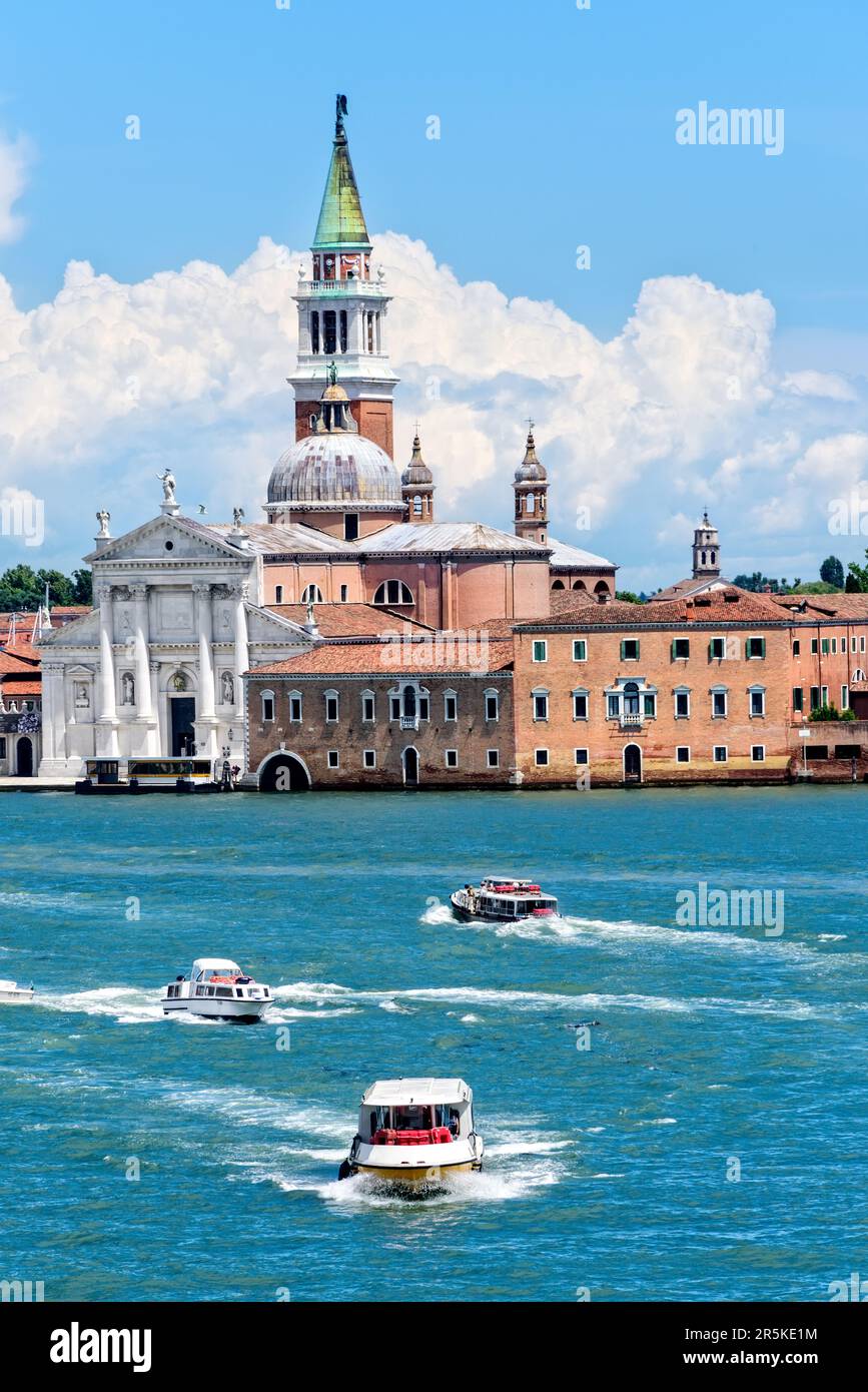 Kirche des heiligsten Erlösers in Venedig, Italien mit Wassertaxis im Lagunenhafen. Stockfoto