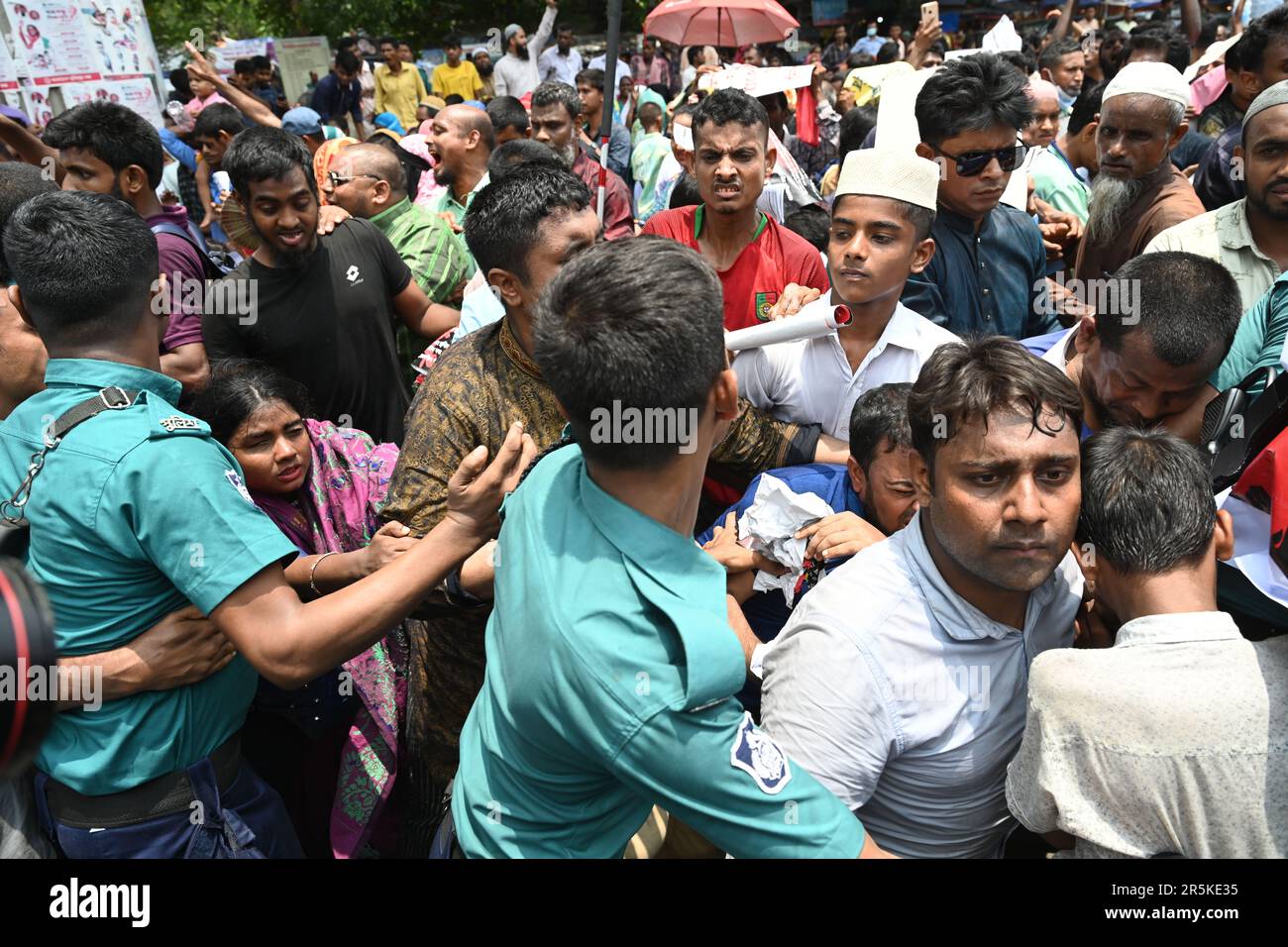 Dhaka, Bangladesch. 04. Juni 2023. Am 4. Juni 2023 in Dhaka, Bangladesch, verprügelte die Polizei behinderte Menschen, während sie protestieren, um ihre staatliche Beihilfe zu erhöhen. Credit: Mamunur Rashid/Alamy Live News Stockfoto