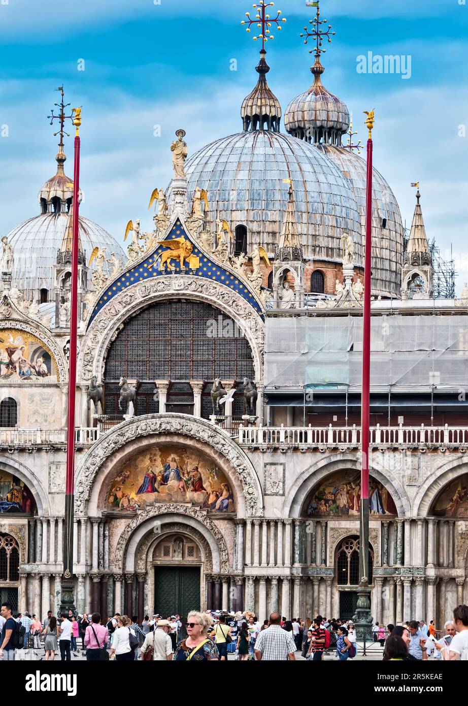 Venedig, Italien - 13. Juni 2016: Touristenmassen vor Venedigs berühmtester Kirche - St. Markusdom. Stockfoto