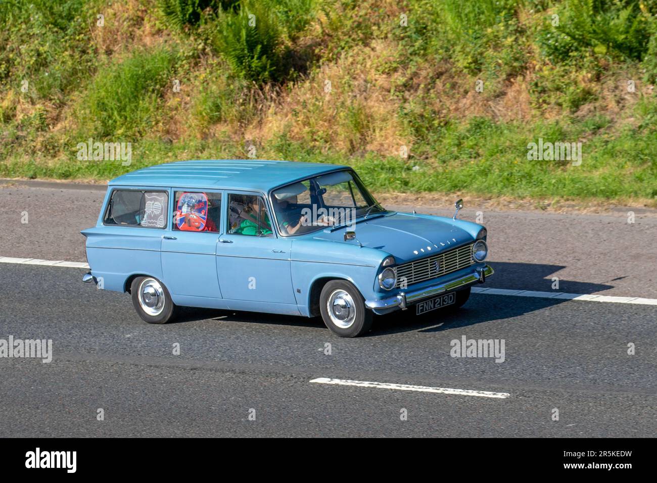 1966 60s Sixties Blue Hillman Super Minx Estate, Benzinmotor 1725 cm3; Fahrt auf der Autobahn M61, Großbritannien Stockfoto