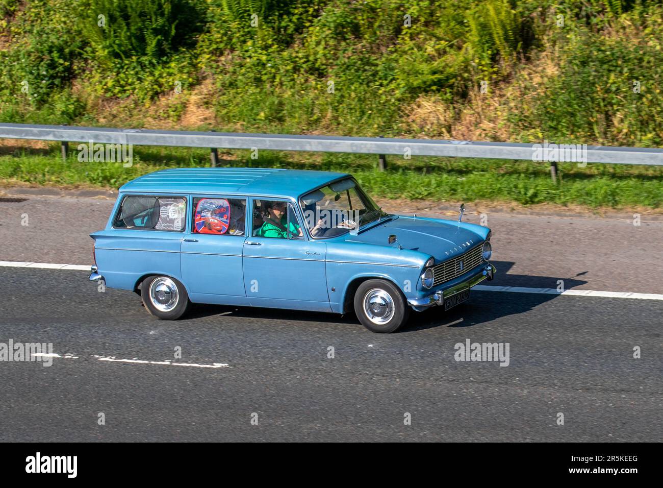 1966 60s Sixties Blue Hillman Super Minx Estate, Benzinmotor 1725 cm3; Fahrt auf der Autobahn M61, Großbritannien Stockfoto