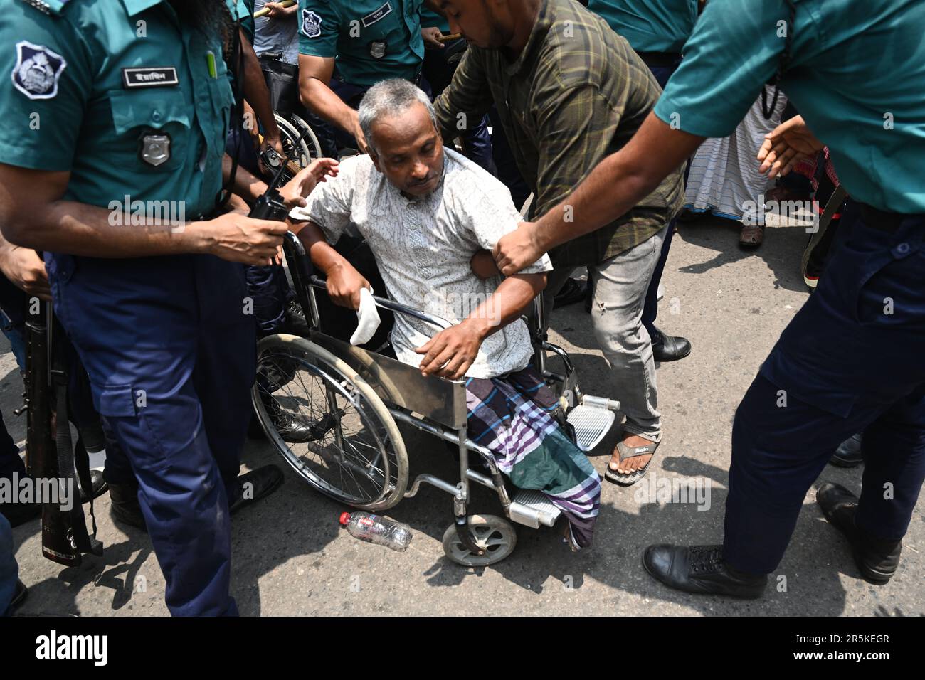 Dhaka, Bangladesch. 04. Juni 2023. Am 4. Juni 2023 in Dhaka, Bangladesch, verprügelte die Polizei behinderte Menschen, während sie protestieren, um ihre staatliche Beihilfe zu erhöhen. Credit: Mamunur Rashid/Alamy Live News Stockfoto