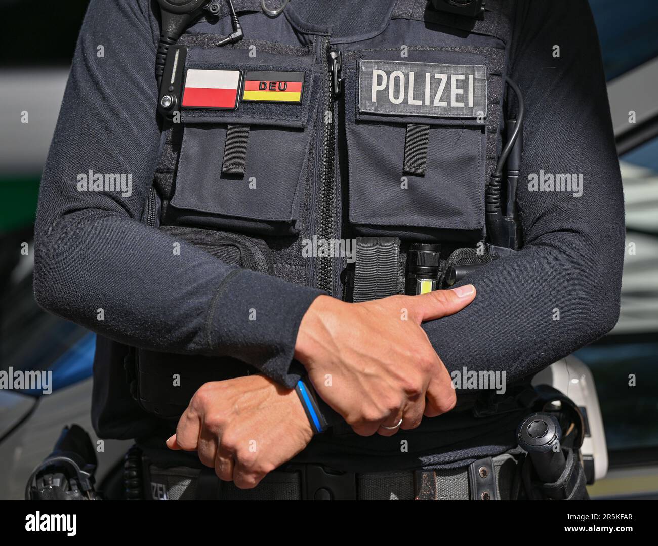 Swiecko, Polen. 30. Mai 2023. Ein Polizeibeamter der deutsch-polnischen Polizeipatrouille steht am Autobahngrenzübergang des Joint Center of German-Polish Police and Customs Cooperation. Kredit: Patrick Pleul/dpa/Alamy Live News Stockfoto