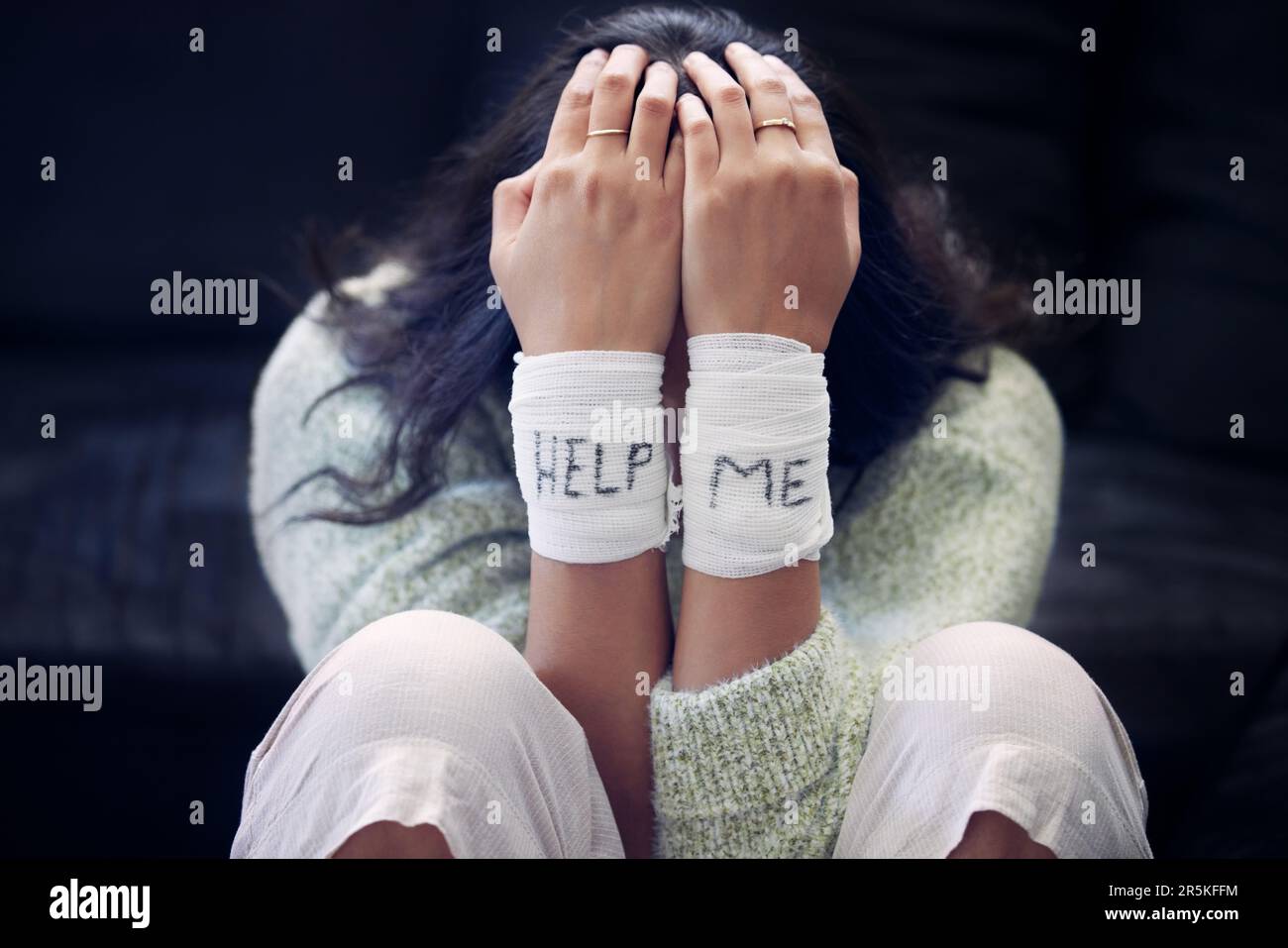 Handgelenk, Depression und Frau mit Hilfe auf Verband für Selbstmord