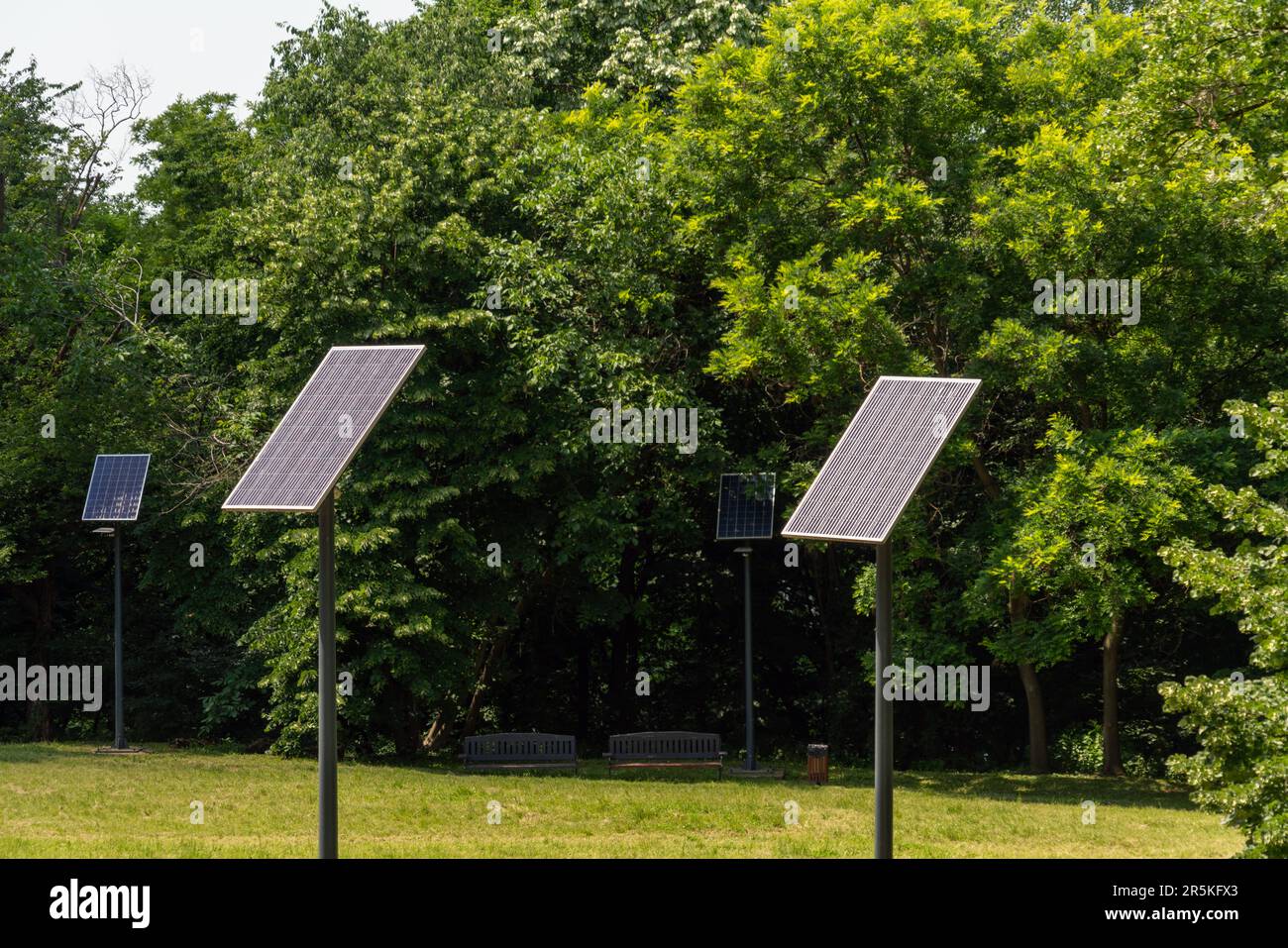 Solarpaneele im öffentlichen Stadtpark. Stockfoto