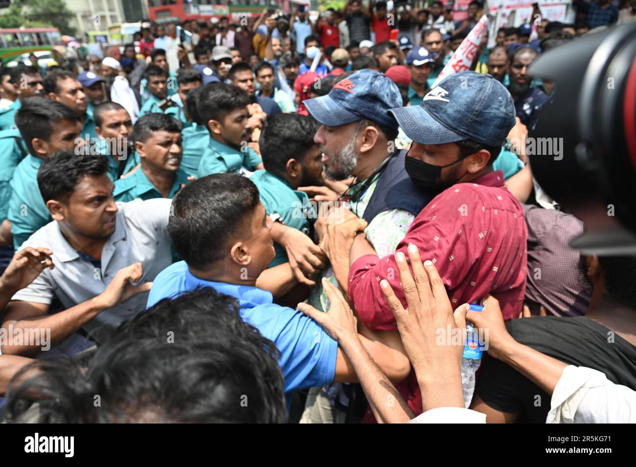 Dhaka, Bangladesch. 04. Juni 2023. Am 4. Juni 2023 in Dhaka, Bangladesch, verprügelte die Polizei behinderte Menschen, während sie protestieren, um ihre staatliche Beihilfe zu erhöhen. Credit: Mamunur Rashid/Alamy Live News Stockfoto