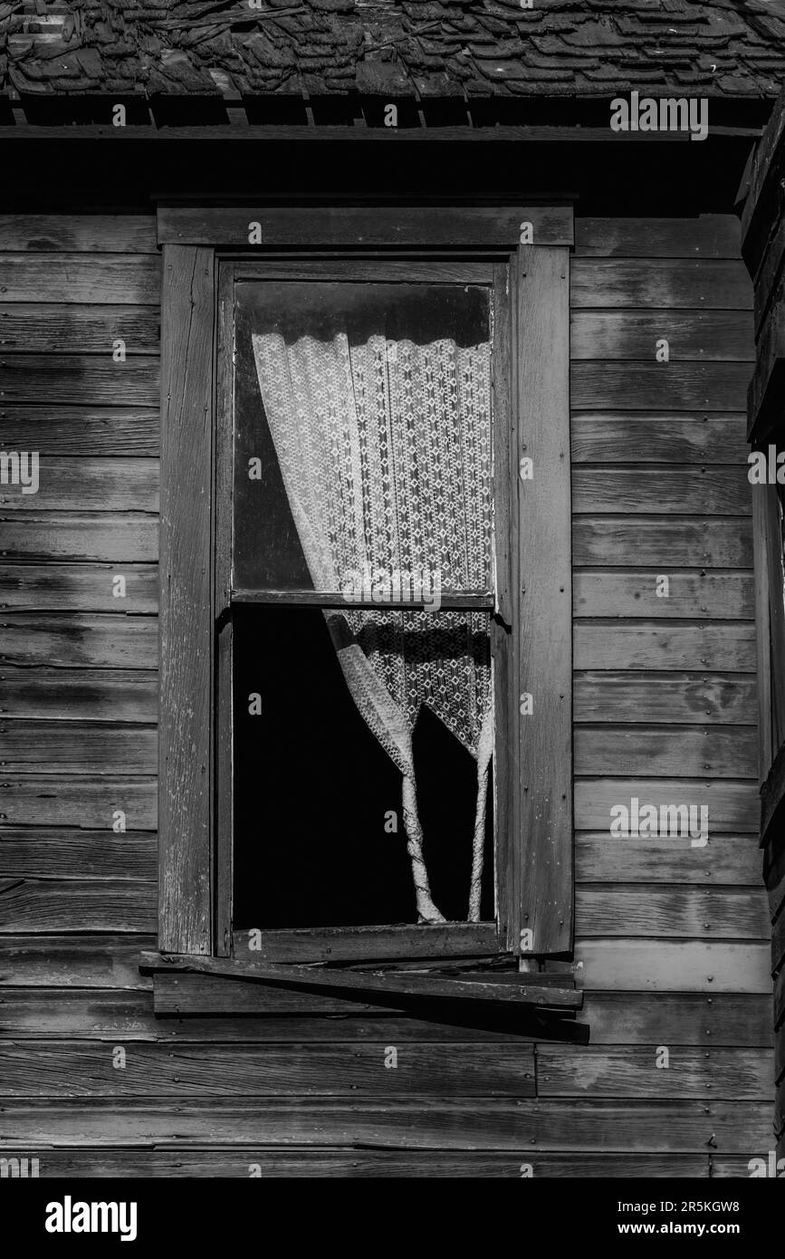 Fenster zu einem alten verlassenen Gewerbegebäude in Oregon, USA [Keine Immobilienfreigabe; nur redaktionelle Lizenzierung] Stockfoto