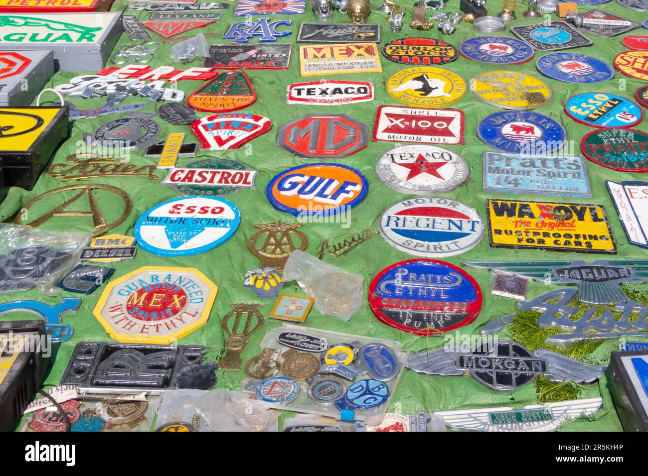 Oldtimer-Tankstelle und ölgegossene Metallschilder auf der Oldtimer-Ausstellung Capesthorne Hall Cheshire UK 2023 Stockfoto