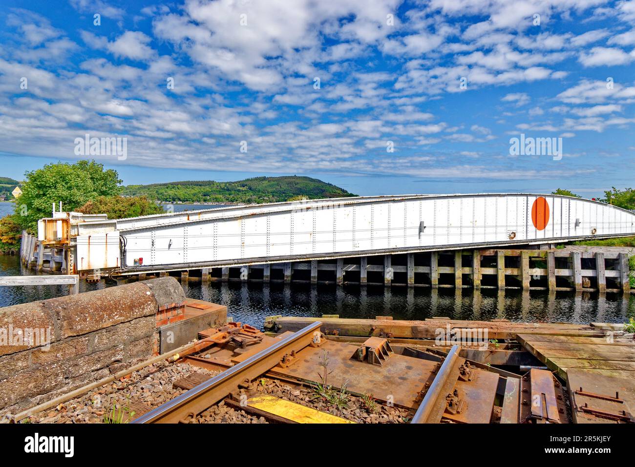 Inverness Schottland ein blauer Himmel im Frühsommer und die Clachnaharry Railway Swing Bridge öffnet sich über dem Kanalwasser Stockfoto