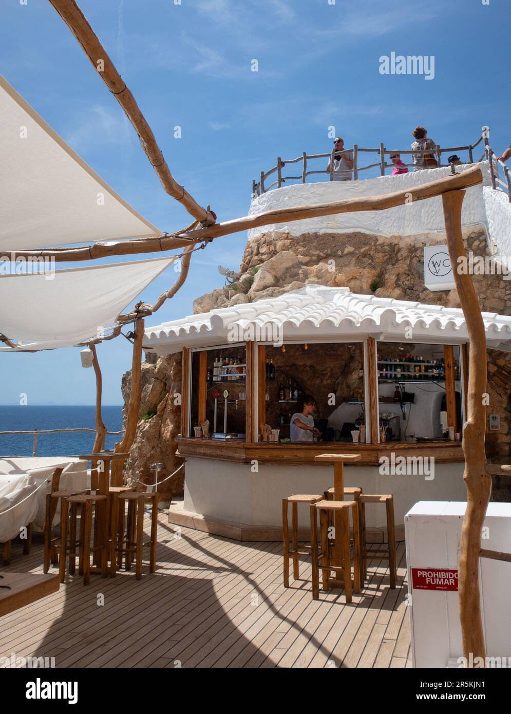 Bar Cova D’en Xoroi in Menorca, Spanien. Stockfoto
