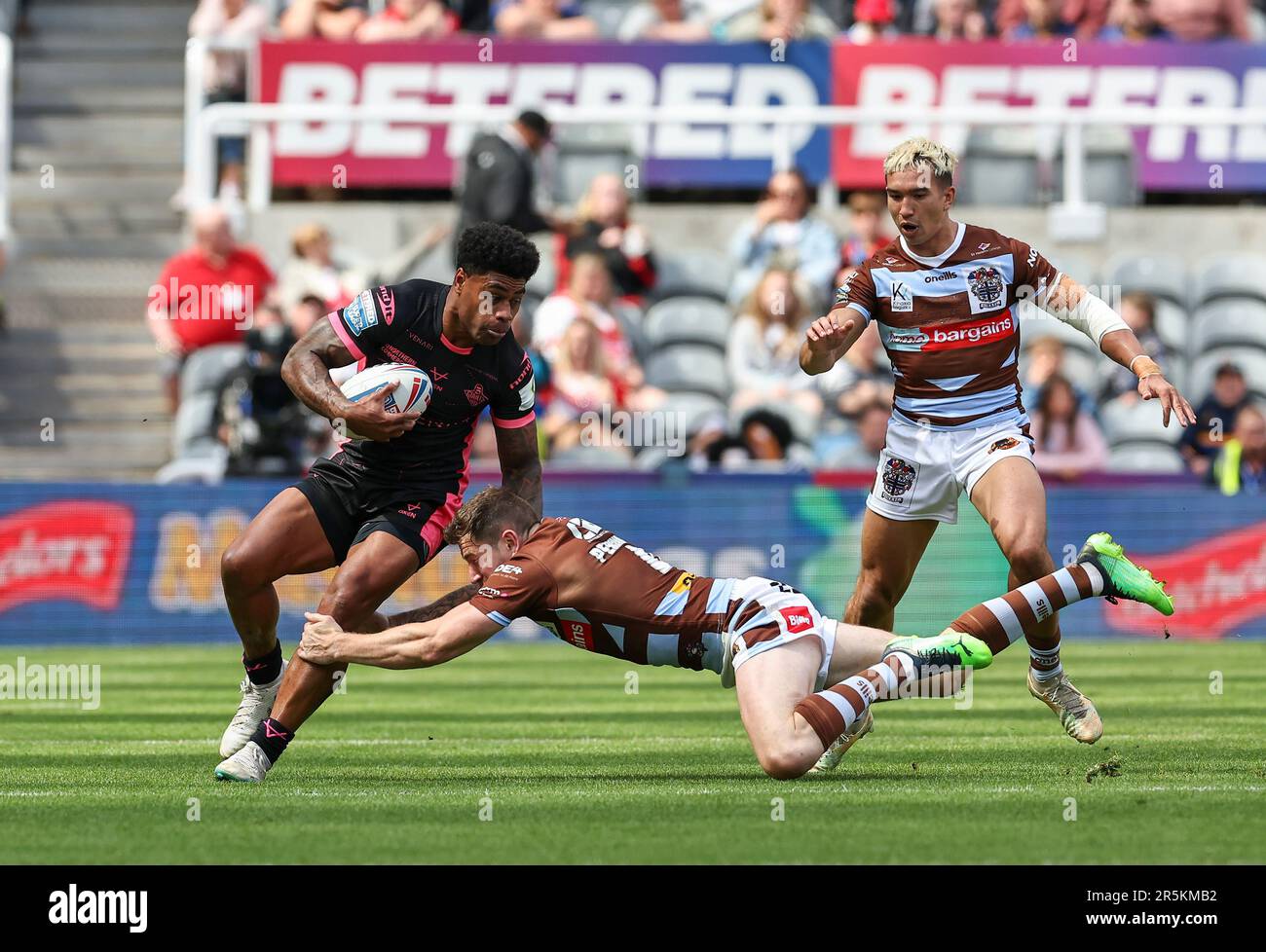 St James Park, Newcastle, Großbritannien. 4. Juni 2023. Betfred Super League Magic Weekend Rugby League, St. Helens gegen Huddersfield Giants; Huddersfield Giants Kevin Naiqama entgeht einem Tackle von Saint Helens Mark Percival Credit: Action Plus Sports/Alamy Live News Stockfoto