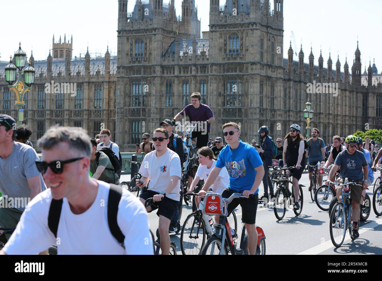 London, Großbritannien. 04. Juni 2023 Hunderte von Menschen kamen auf Fahrrädern, um an der Drum & Bass on the Bike teilzunehmen, die DJ Dom Whiting zum zweiten Mal auf die Straßen Londons brachte. Der geniale DJ Whiting, der aus High Wycombe stammt, entstand zu Beginn des Lockdowns als Visionär. Inspiriert von seiner Kreativität begann er ein bahnbrechendes Unterfangen: Ein bescheidenes Dreirad in ein mobiles Partyzentrum mit Decks und Lautsprechern zu verwandeln. Kredit: Waldemar Sikora/Alamy Live News Stockfoto