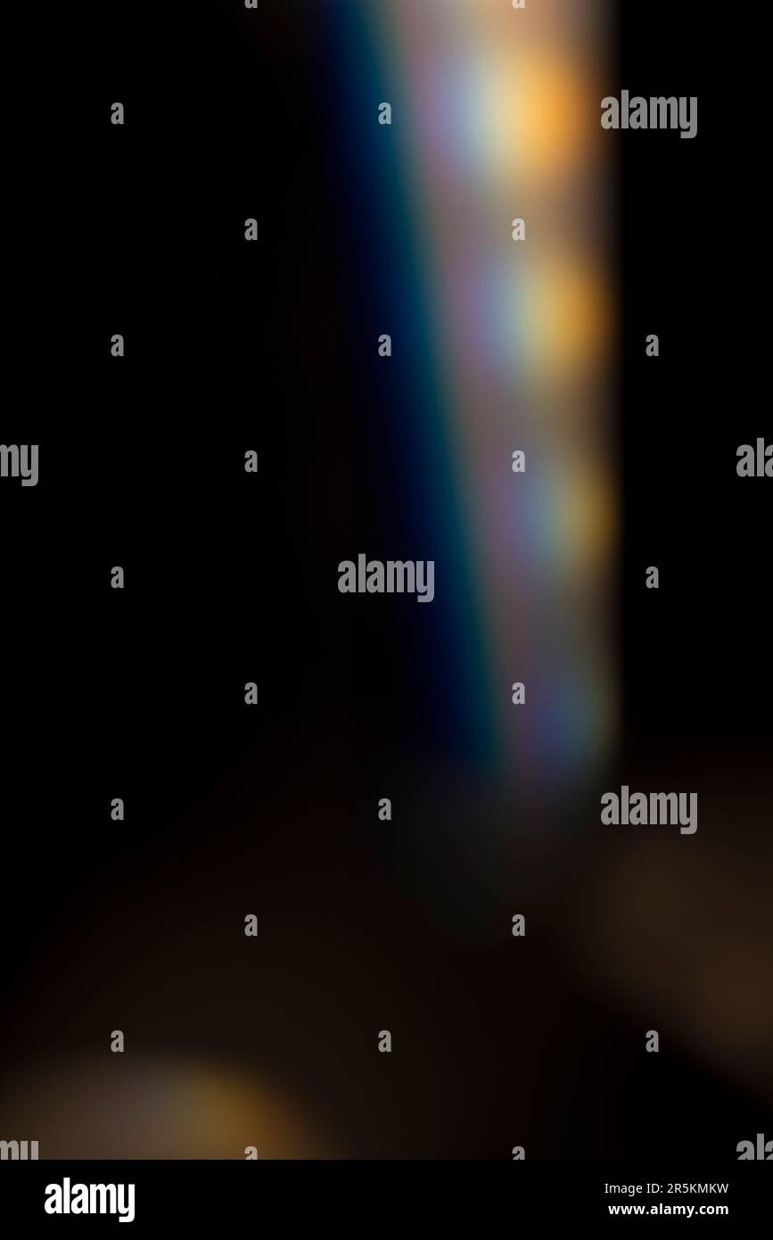 Analoges Lichtleck, das mit Glaskristall und LED-Lichtern erzeugt wird, Hintergrund ist rein schwarz. Perfekt für Überzüge. Stockfoto