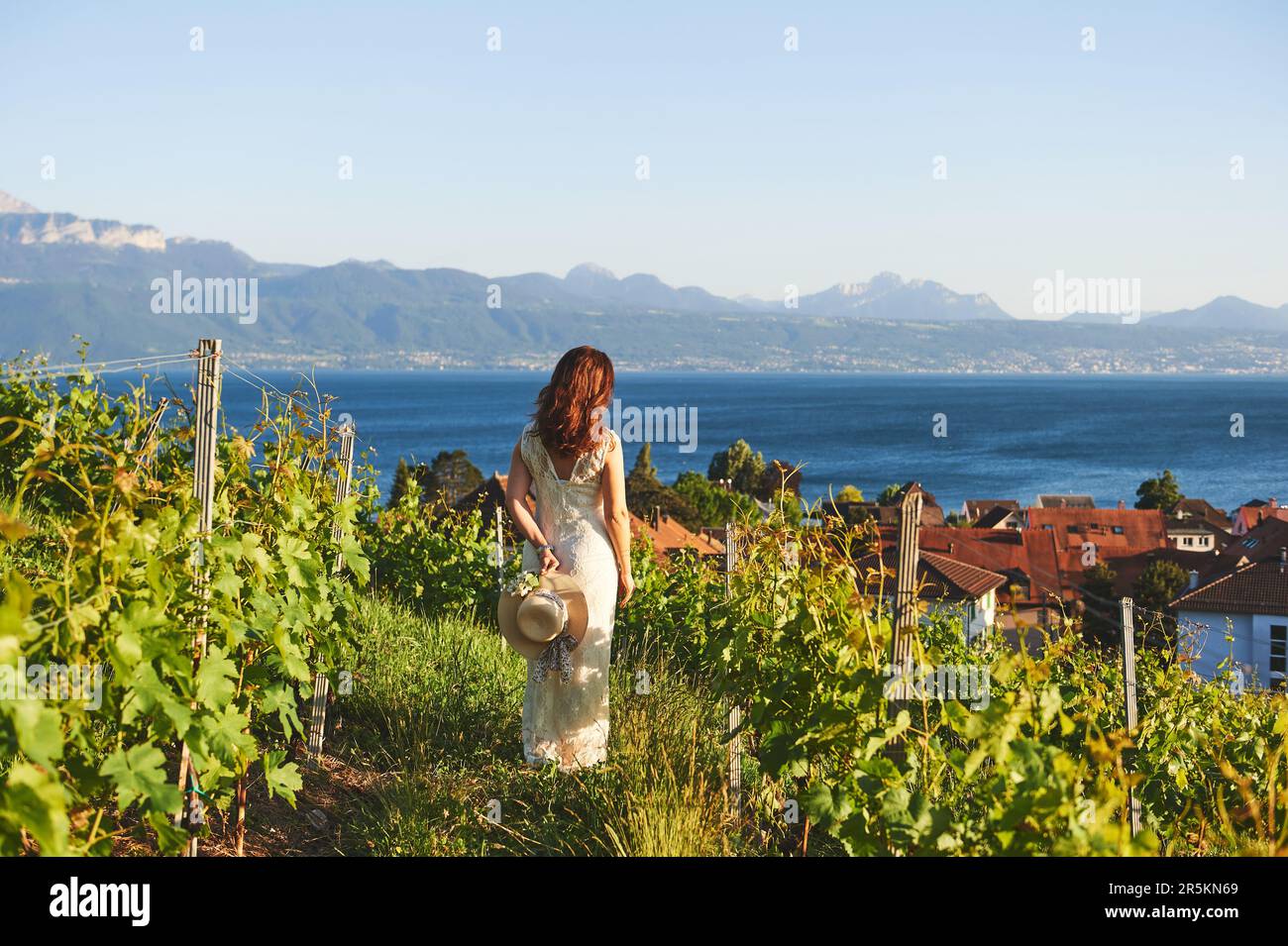 Frau genießt schöne Aussicht auf den Genfer See von Lavaux Vineyards, Lausanne, Kanton Vaud, Schweiz Stockfoto