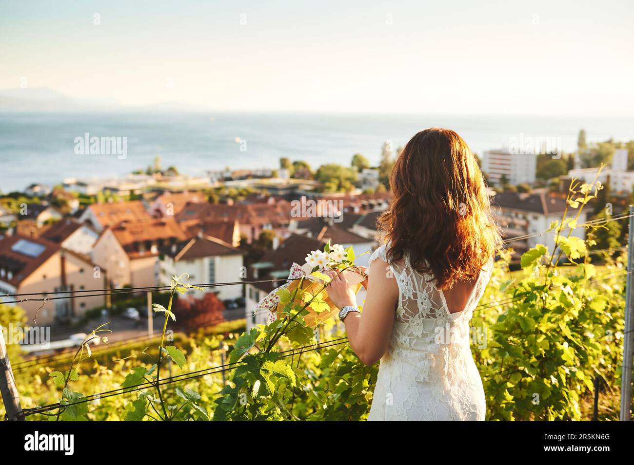 Frau genießt schöne Aussicht auf den Genfer See von Lavaux Vineyards, Lausanne, Kanton Vaud, Schweiz Stockfoto