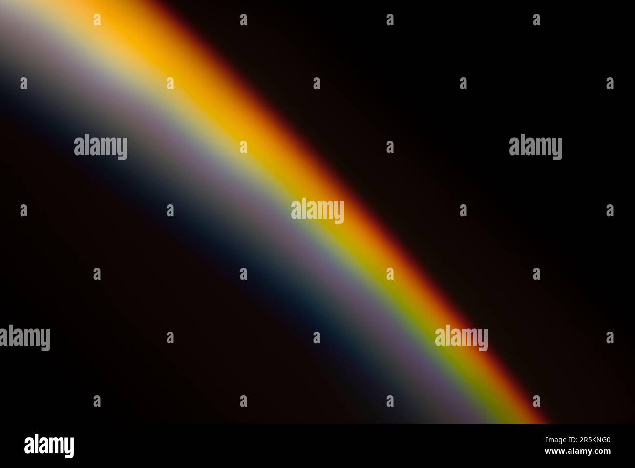 Analoges Lichtleck, das mit Glaskristall und LED-Lichtern erzeugt wird, Hintergrund ist rein schwarz. Perfekt für Überzüge. Stockfoto