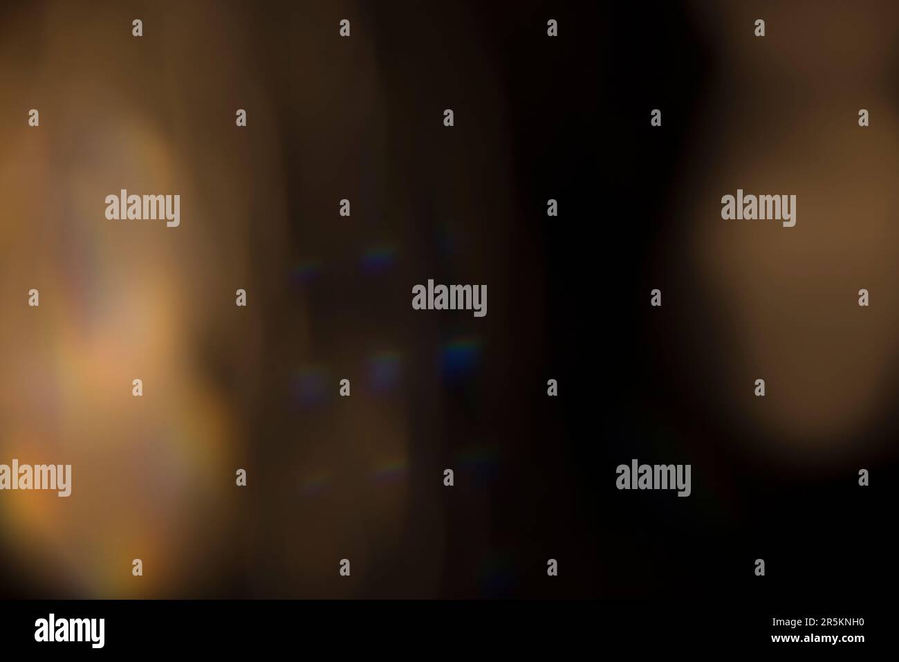 Analoges Lichtleck, das mit Glaskristall und LED-Lichtern erzeugt wird, Hintergrund ist rein schwarz. Perfekt für Überzüge. Stockfoto