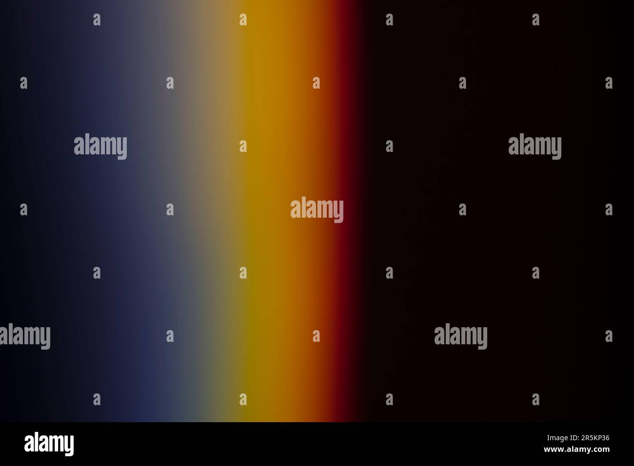 Analoges Lichtleck, das mit Glaskristall und LED-Lichtern erzeugt wird, Hintergrund ist rein schwarz. Perfekt für Überzüge. Stockfoto