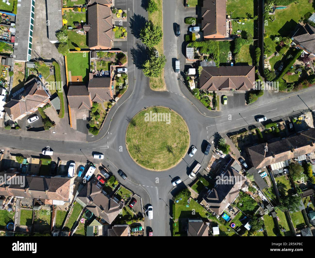 Luftaufnahme eines Kreisverkehrs auf einem Wohngebiet in Hereford UK vom Juni 2023 Stockfoto