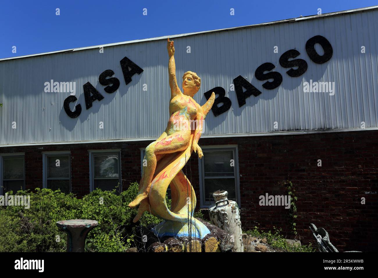 Skulptur vor dem Casa Basso Restaurant Westhampton Long Island New York Stockfoto