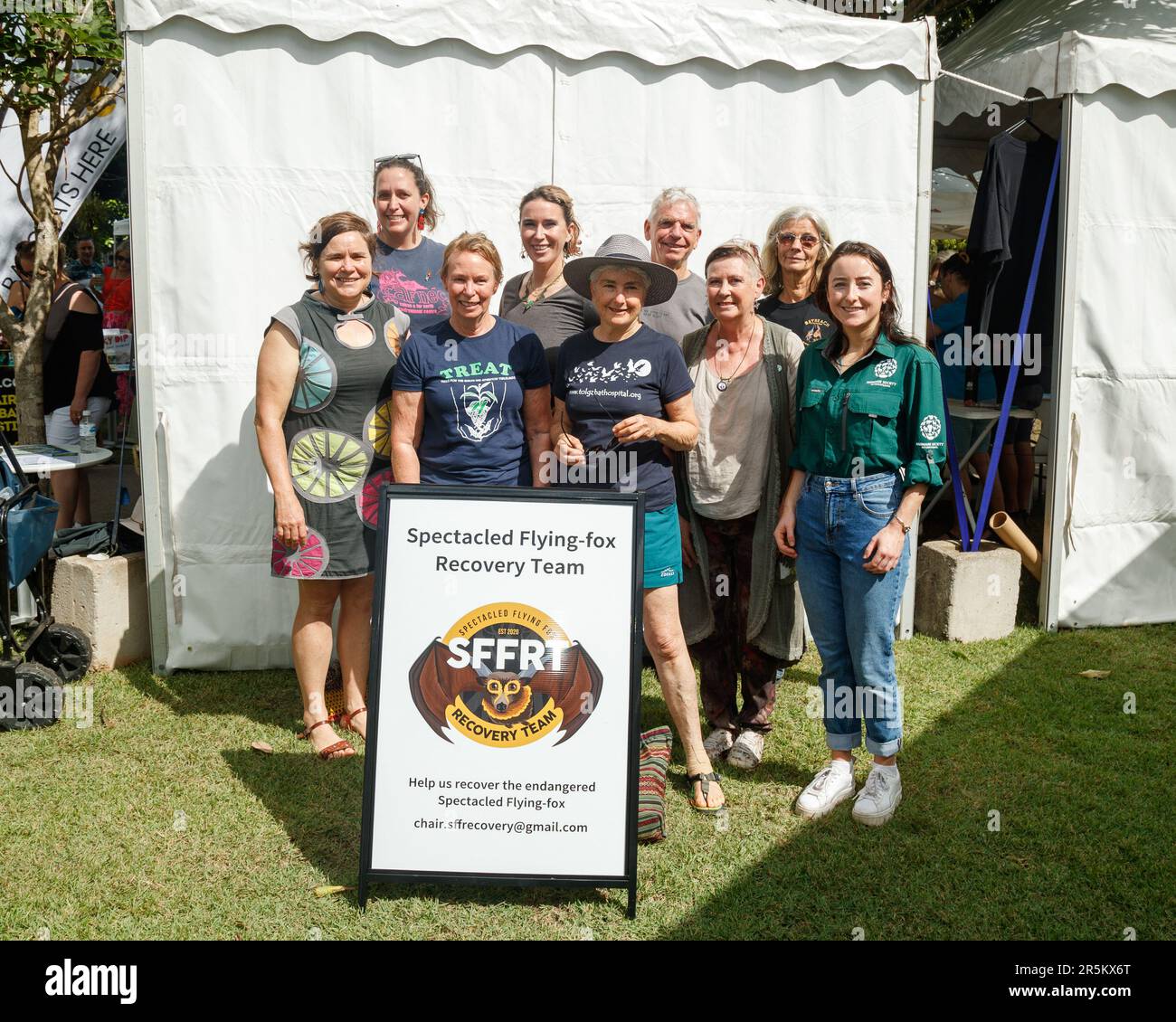 Mitglieder der Fledermäuse & Trees Society of Cairns und der Humane Society International posieren für ein Foto auf der Cairns Eco Fiesta in den Munro Martin Parklands. Das vom Cairns Regional Council organisierte Eco Fiesta ist ein Umwelt- und Nachhaltigkeitsfestival, das sich auf die Feier und Unterstützung des Great Barrier Reef und der Regenwälder der Wet Tropics im nördlichen Queensland konzentriert. Zuschauer und Umweltschützer trafen sich in Cairns Munro Martin Parklands, um lokale Lebensmittel, umweltfreundliche Technologien, recycelte Waren, Livemusik, Vorträge und Workshops zu besuchen. (Foto: Joshua Prieto/SOPA Images/Sipa USA) Stockfoto