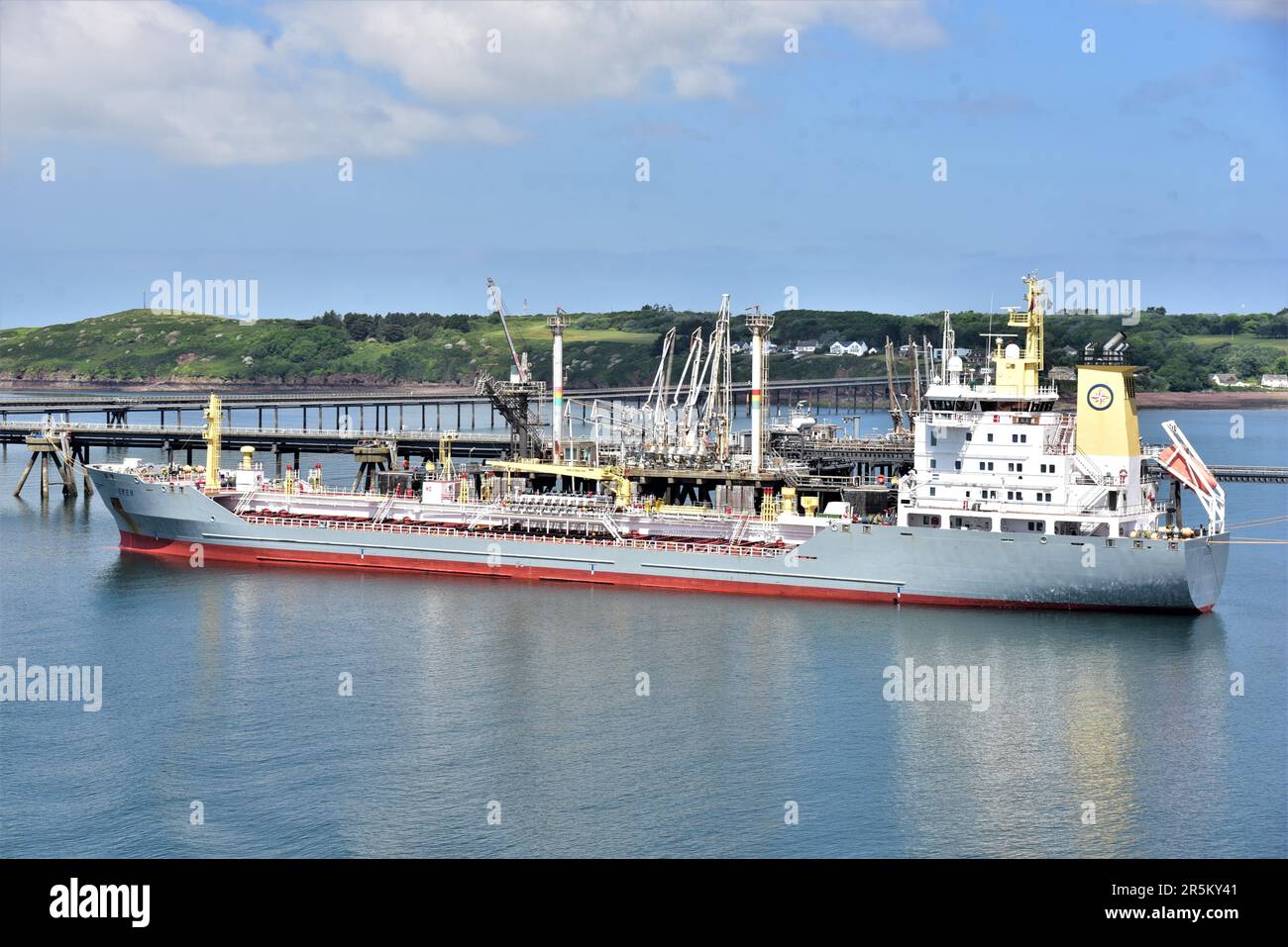 Die Bilder zeigen den Öltanker EKEN und den Öl- und Chemikalientanker STAVFJORD (rot), der am Milford Haven Energy Port, Pembroke Dock, Wales, vor Anker liegt. Stockfoto