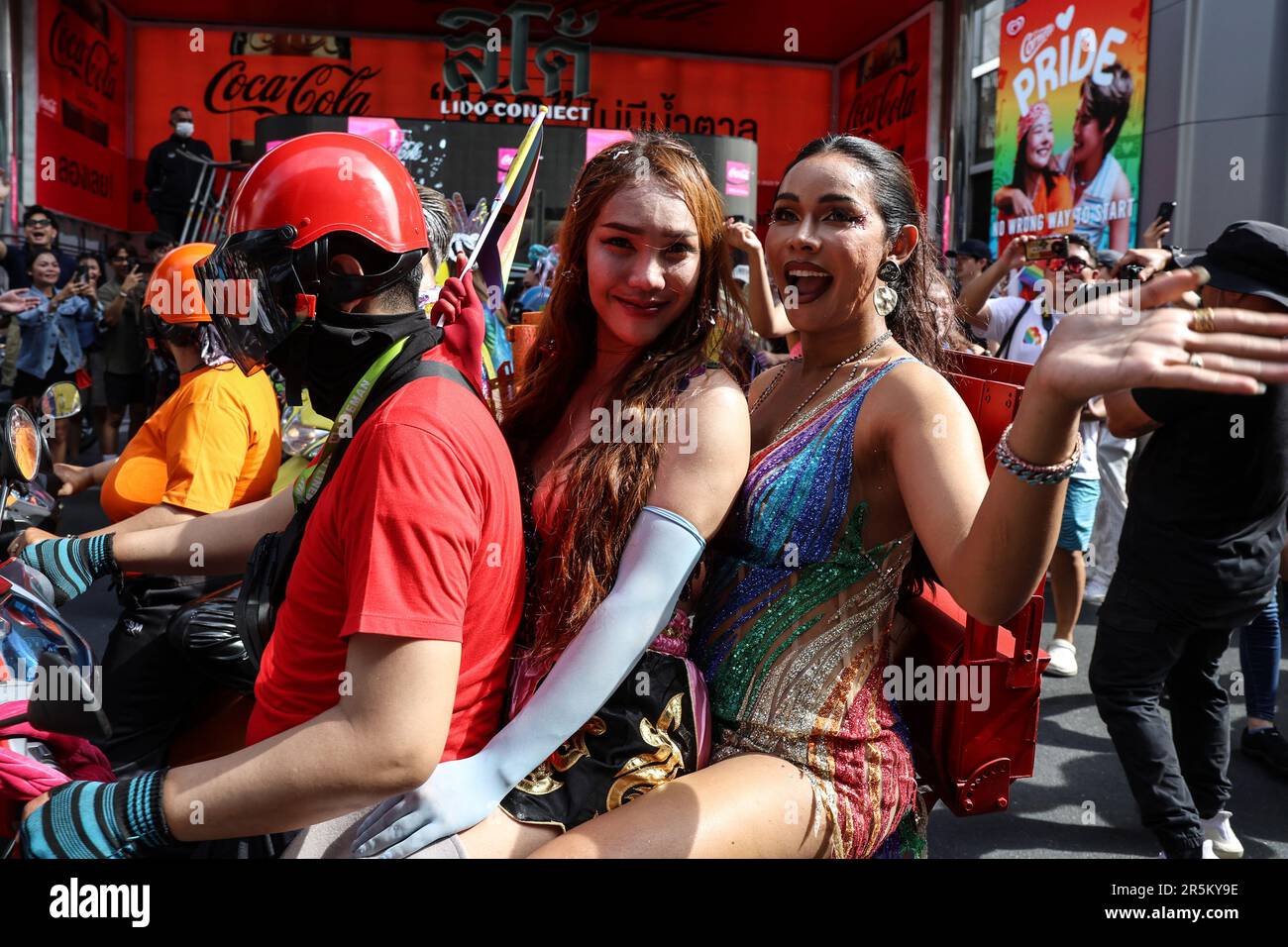 Bangkok, Thailand. 4. Juni 2023. Demonstranten fahren Motorräder während der Bangkok Pride Parade in Bangkok, Thailand, 4. Juni 2023. (Kreditbild: © Valeria Mongelli/ZUMA Press Wire) NUR REDAKTIONELLE VERWENDUNG! Nicht für den kommerziellen GEBRAUCH! Stockfoto