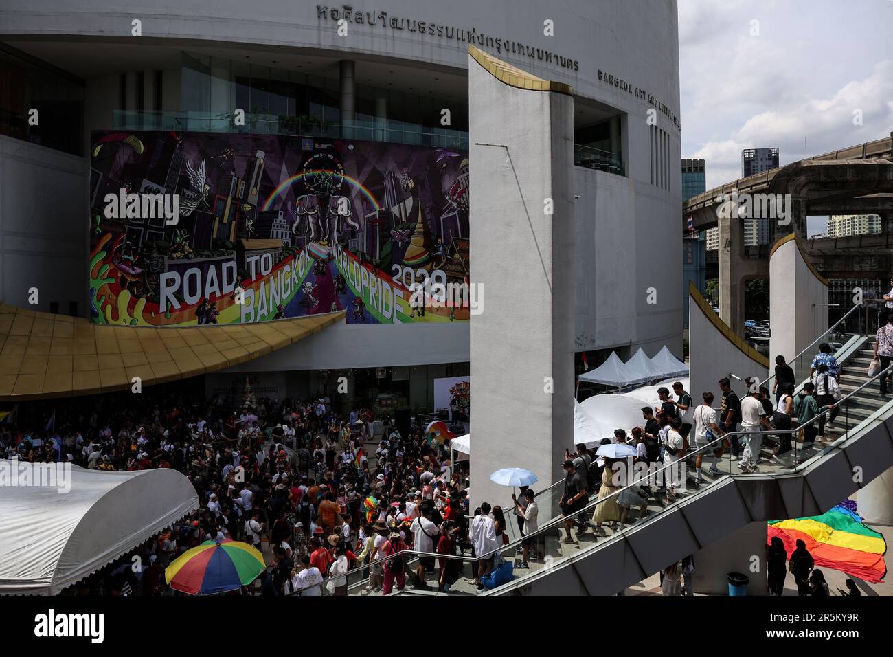 Bangkok, Thailand. 4. Juni 2023. Demonstranten nehmen an der Bangkok Pride Parade in Bangkok, Thailand, am 4. Juni 2023 Teil. (Kreditbild: © Valeria Mongelli/ZUMA Press Wire) NUR REDAKTIONELLE VERWENDUNG! Nicht für den kommerziellen GEBRAUCH! Stockfoto